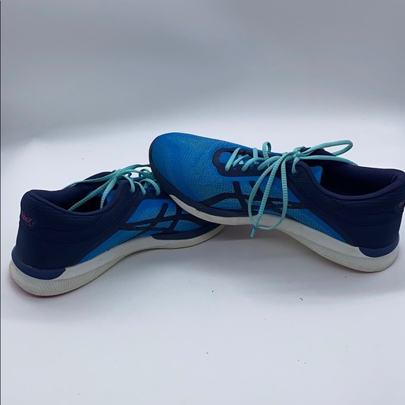 ASICS women fuze x gel shoe. Size 9 - Picture 4 of 6